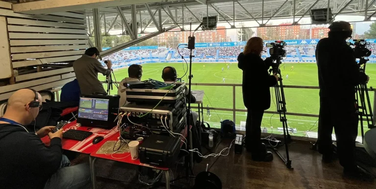 Realització en directe a l'estadi